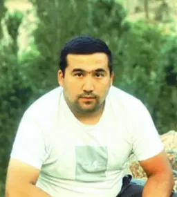 Evakuator xizmati ko'rsatuvchi shaxs belgisi Nadirbek Karmov
